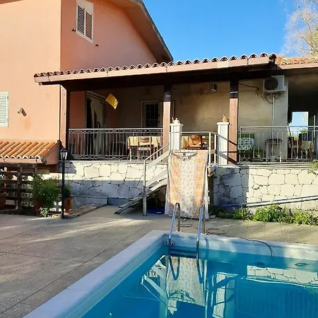 Idyllic In With Shared Pool Mountain View * Augusta