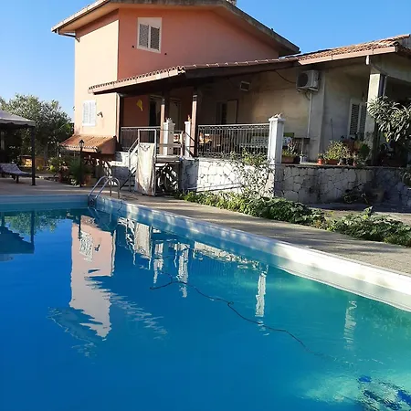 Idyllic In With Shared Pool Mountain View Augusta